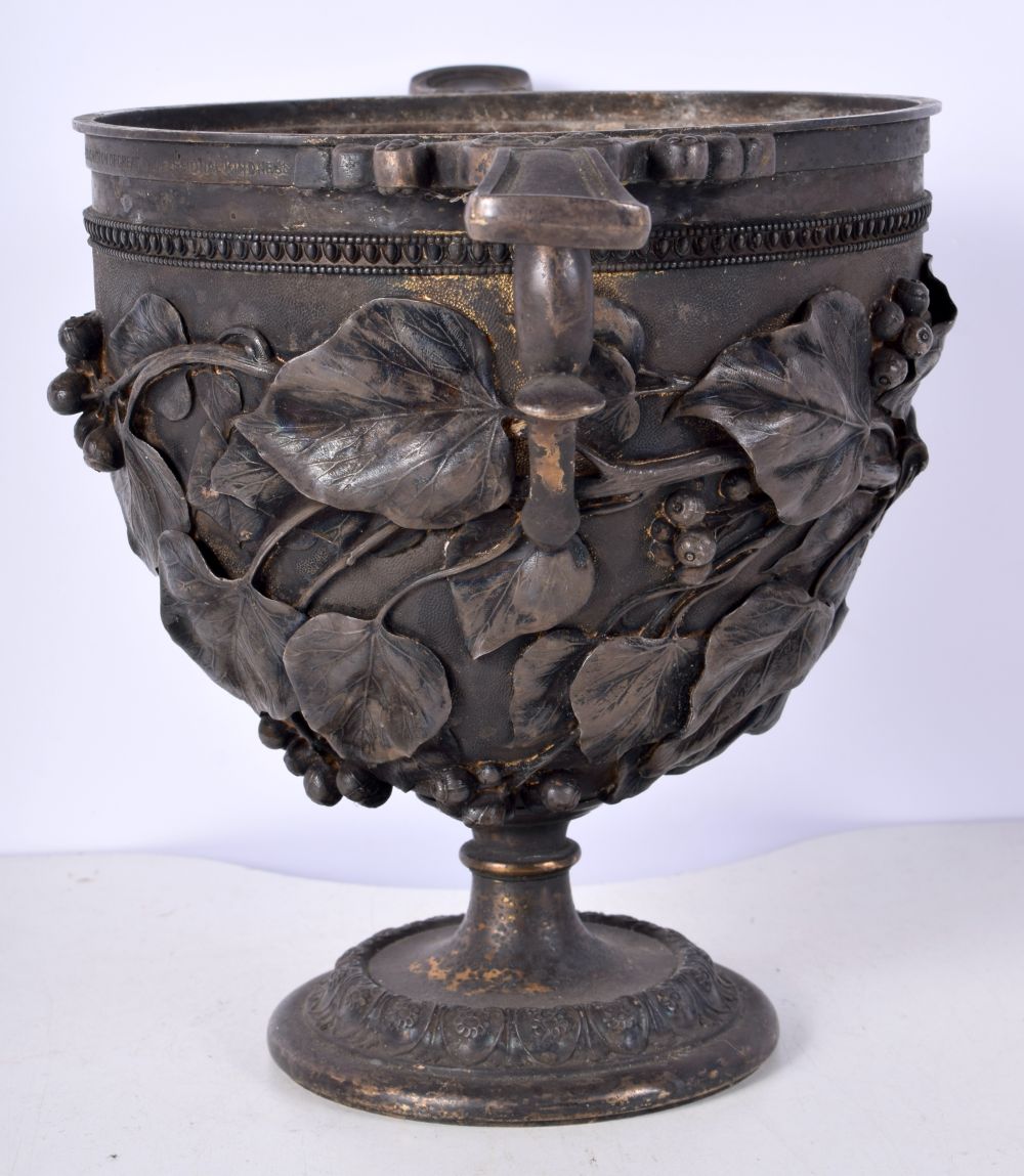 A heavy Elkington plate planter decorated with vines 21 x 32 cm. - Image 2 of 7