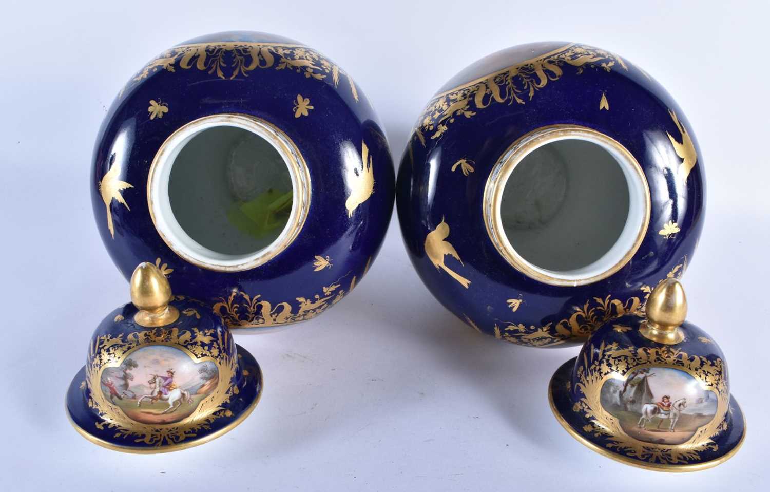 A LARGE PAIR OF 19TH CENTURY GERMAN DRESDEN PORCELAIN VASES AND COVERS painted with fighting - Image 4 of 5