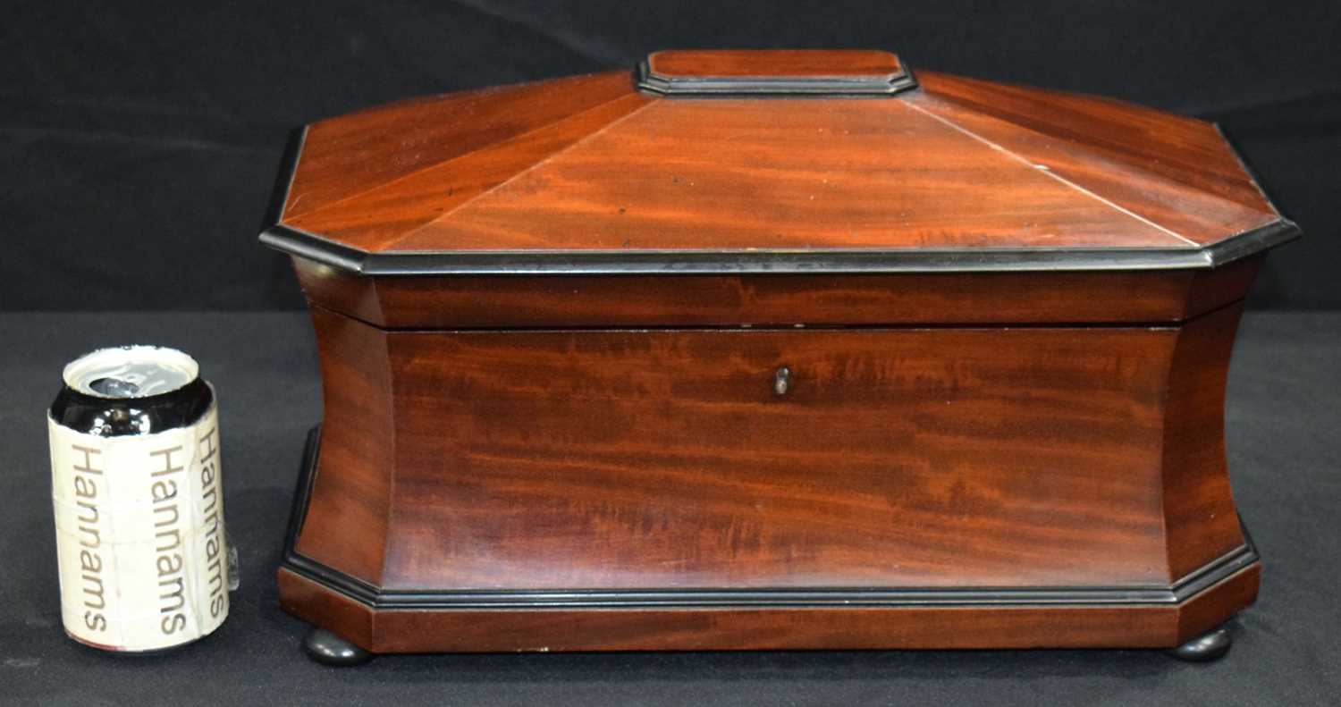 A lovely Victorian flame mahogany caddy 23 x 40 x 21cm - Image 2 of 10