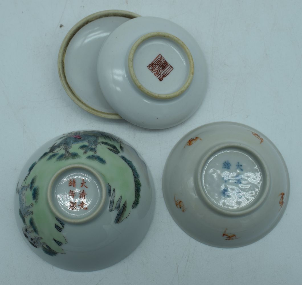 A small Chinese porcelain Famille rose cosmetic pot together with two small bowls 4 x 9 cm. (3) - Image 8 of 8