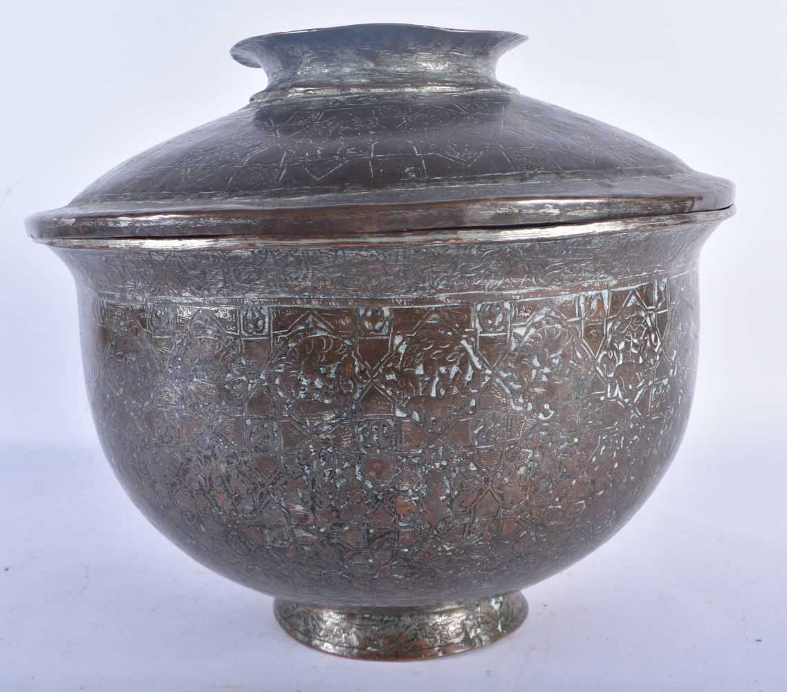 A 16TH/17TH CENTURY PERSIAN ISLAMIC MIDDLE EASTERN BRONZE COPPER ALLOY BOWL AND COVER decorated - Image 2 of 10