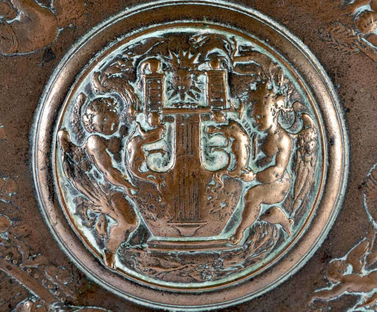 A LARGE 19TH CENTURY EUROPEAN BRONZE CLASSICAL SHIELD CHARGER decorated with Romanesque scenes, of - Image 2 of 6