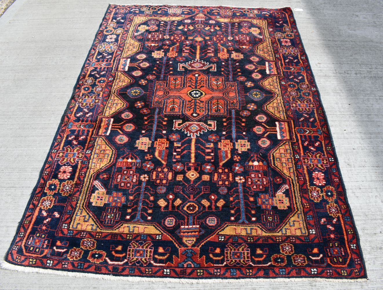 A Persian Bakhtiari rug 214 x 149 cm