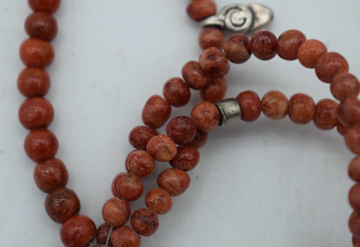 AN IMITATION CORAL WOOD NECKLACE. 35 grams. 22 cm long. - Image 2 of 3