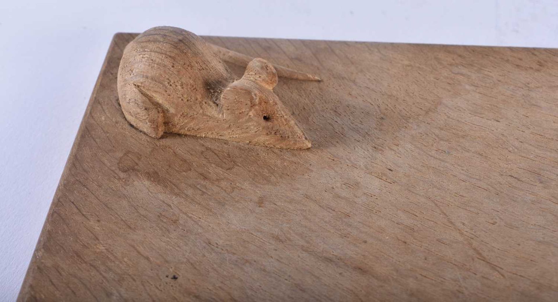 A VINTAGE CARVED WOOD MOUSE CHOPPING BOARD with original knife. 23 cm x 18cm. - Image 2 of 4