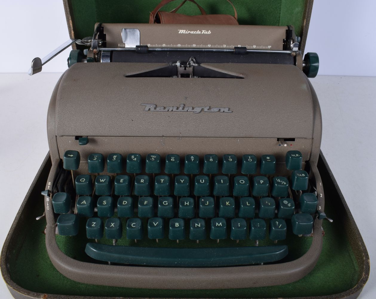 A cased Vintage Remington Miracle Tab Portable typewriter together with a Kodak Brownie 127 - Image 8 of 10