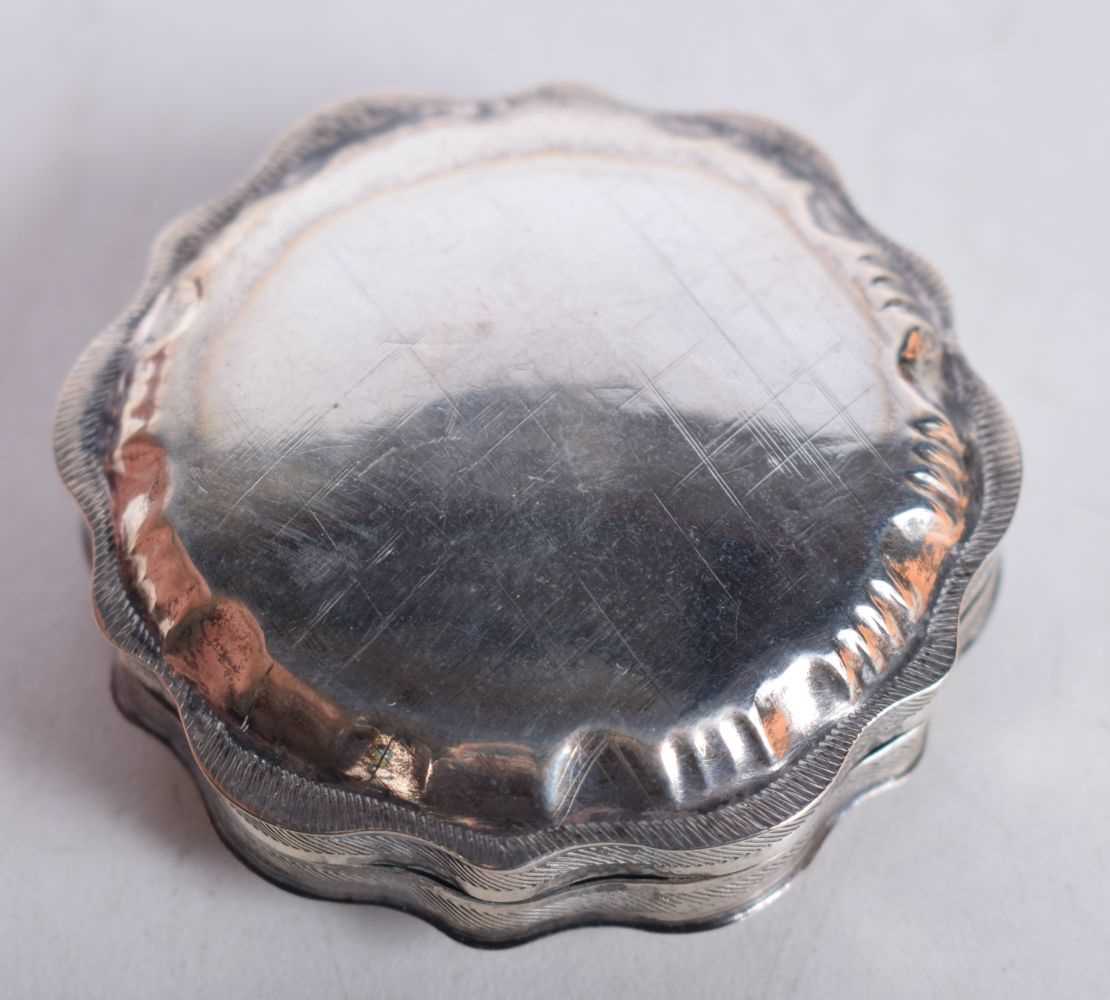 An Antique Silver Snuff Box. Indistinct Marks, 5.7cm x 2.1cm, weight 2406g - Image 2 of 3