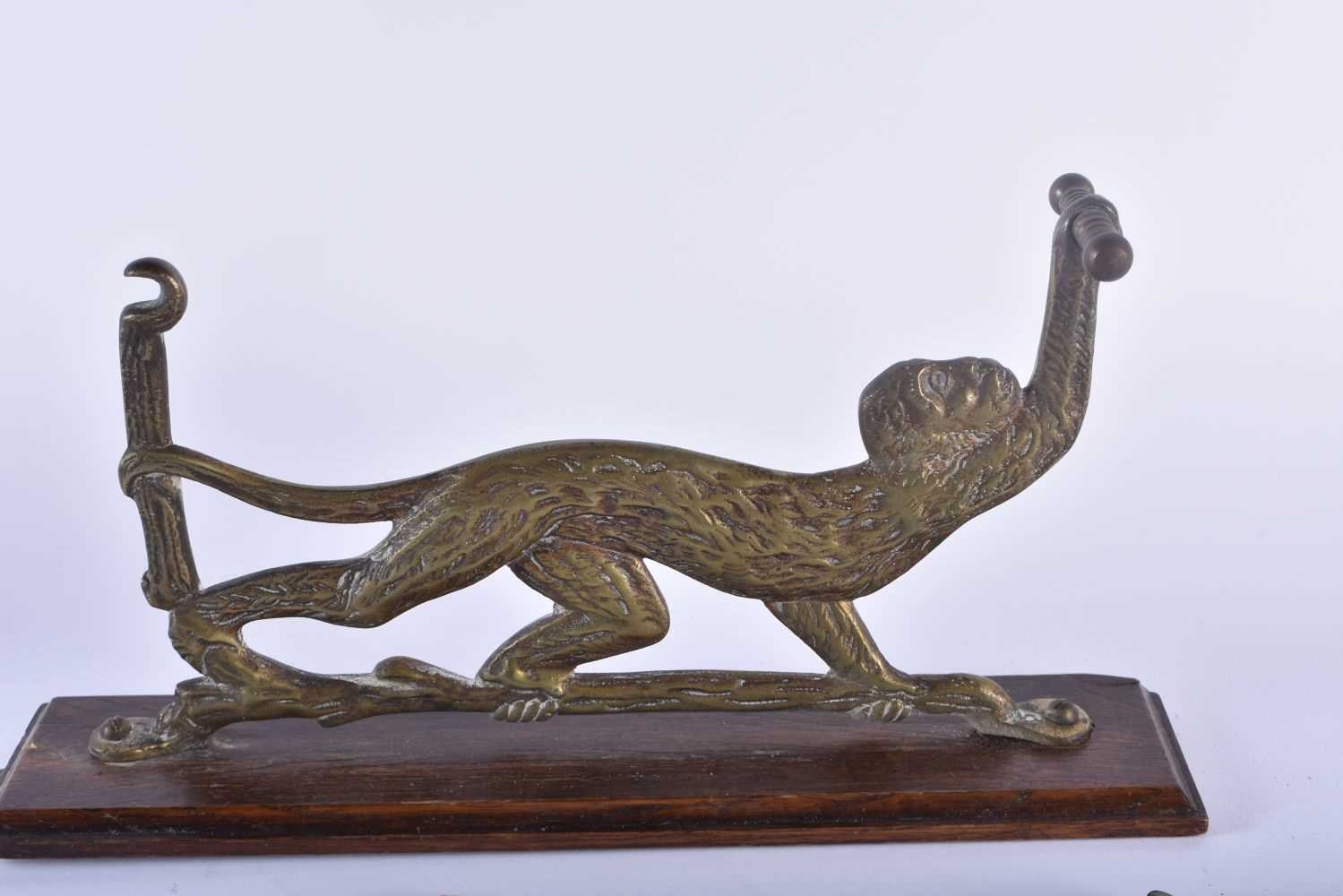 A RARE LATE VICTORIAN/EDWARDIAN BRONZE AND OAK MONKEY DINNER GONG. 55 cm x 15 cm. - Image 3 of 3