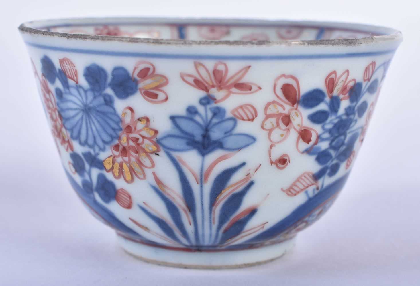 A 17TH/18TH CENTURY CHINESE BLUE AND WHITE IMARI PORCELAIN TEABOWL AND SAUCER Kangxi/Yongzheng. 10.5 - Image 4 of 6