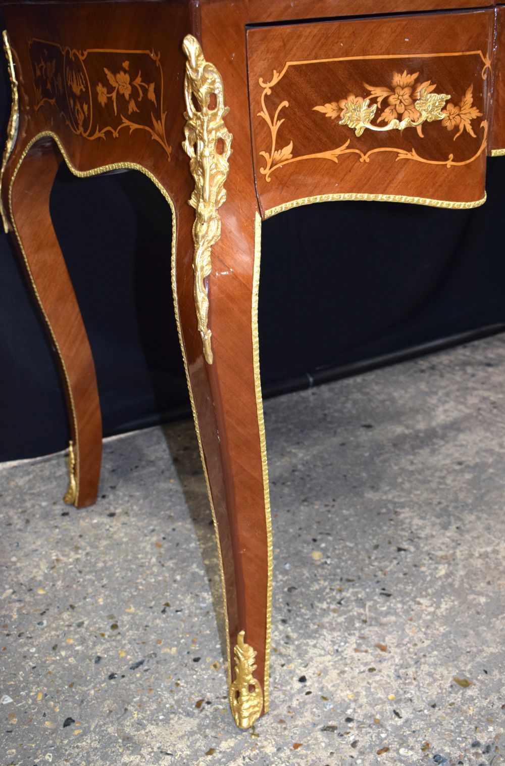 A baroque style inlaid leather topped three drawer writing desk 79 x 122 x 62 cm - Image 8 of 12