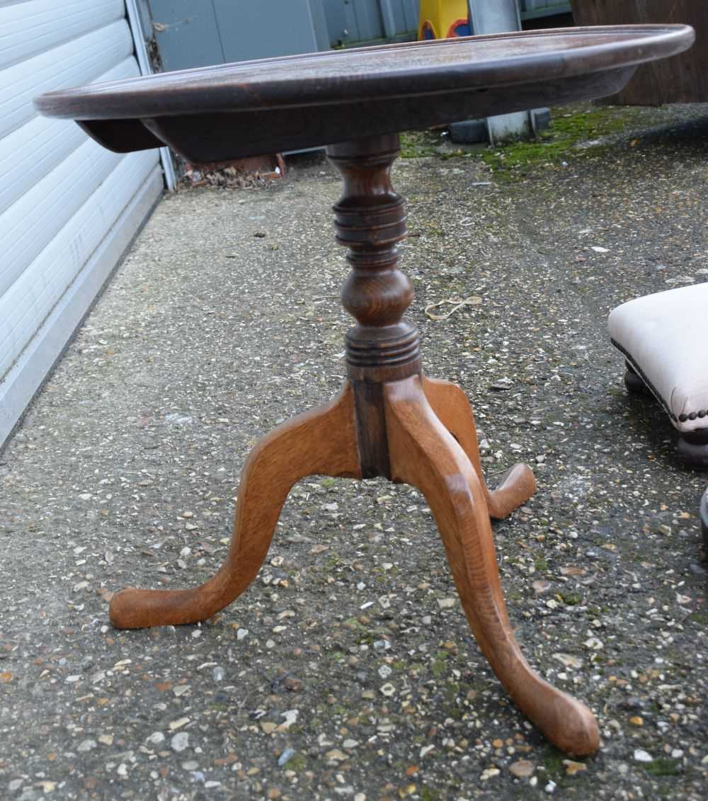 A wooden pedestal tilt top table together with 3 upholstered footstools 50 x 56 cm(4). - Image 4 of 8