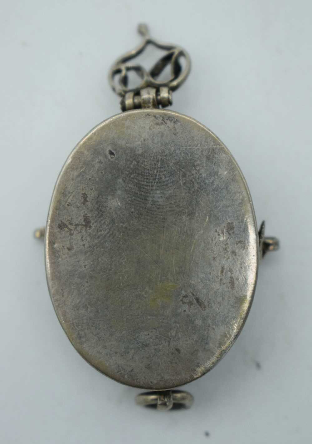 AN ISLAMIC WHITE METAL PENDANT. 15.5 grams. 4 cm x 3.5 cm. - Image 2 of 3