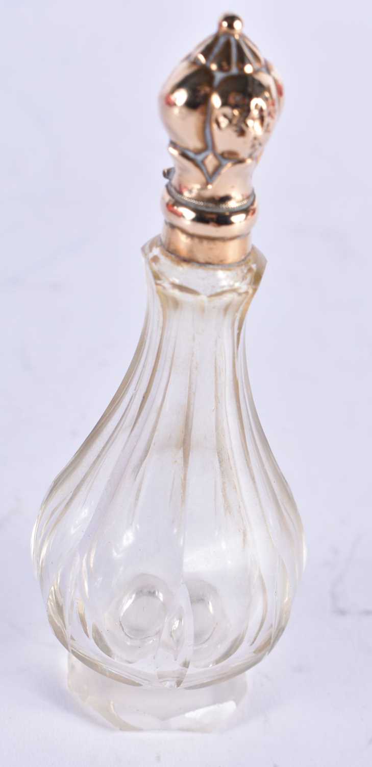 AN ANTIQUE 18CT GOLD MOUNTED GLASS SCENT BOTTLE. 46 grams. 10.5 cm x 3.75 cm.