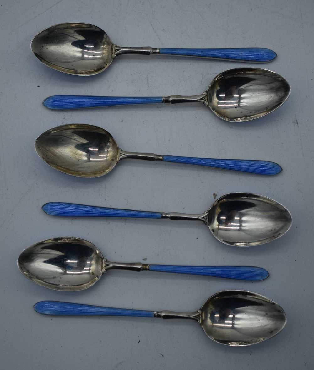 A SET OF SIX ART DECO SILVER AND ENAMEL COFFEE SPOONS. 81 grams. 10.5 cm long. (6) - Image 3 of 3