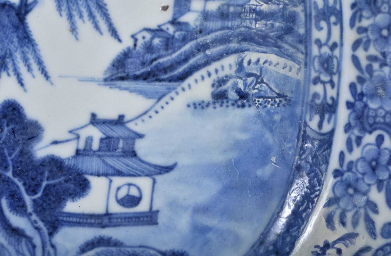 AN 18TH CENTURY CHINESE BLUE AND WHITE PORCELAIN RECTANGULAR DISH Qianlong. 28 cm x 20 cm. - Image 3 of 5