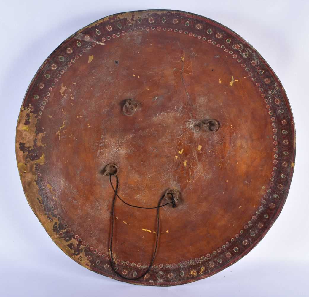 A LARGE ANTIQUE INDIAN TARGE SHIELD. 62 cm diameter. - Image 5 of 5