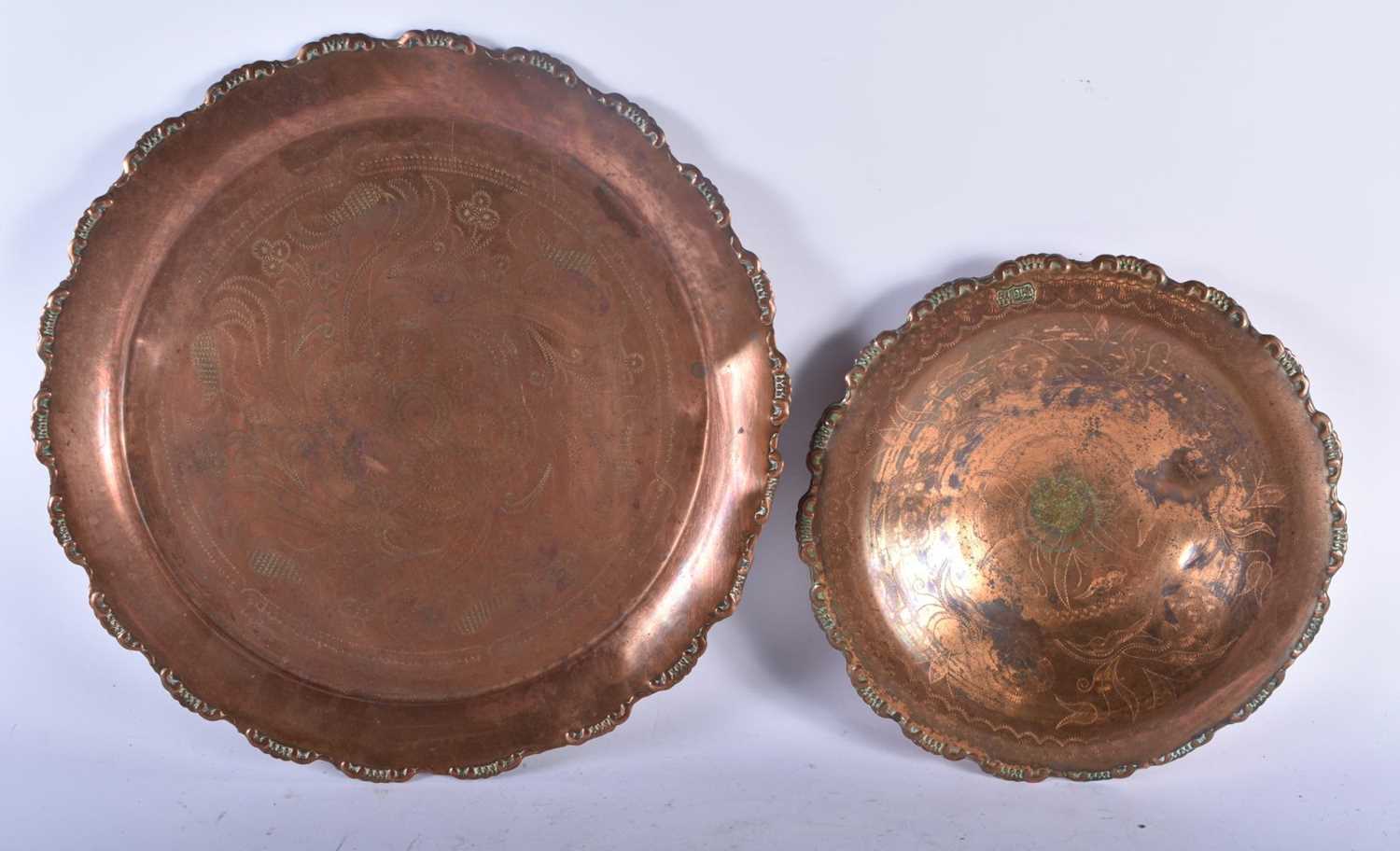 A LARGE EARLY 20TH CENTURY MALAYSIAN HAMMERED COPPER COOKING POT together with other dishes & a - Image 5 of 7