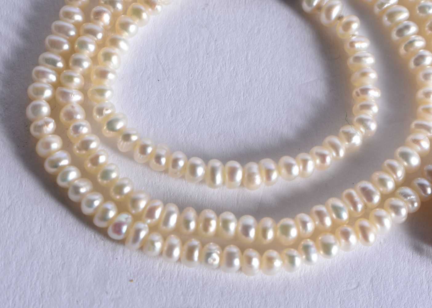 A 9CT GOLD MOUNTED PEARL NECKLACE. 6 grams. 41 cm long. - Image 4 of 4