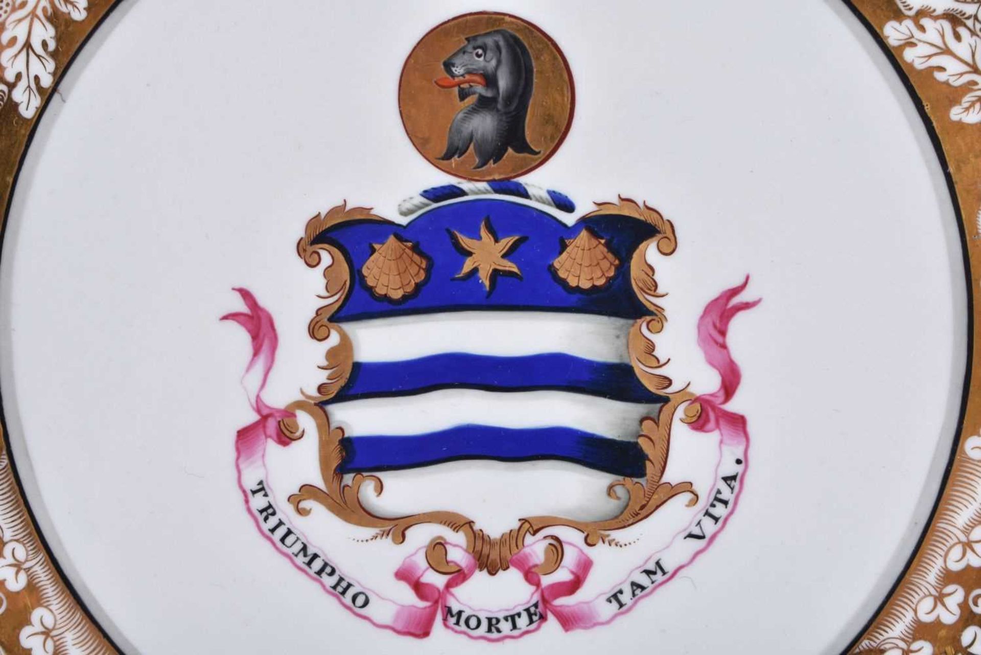 A FINE EARLY 19TH CENTURY CHAMBERLAINS WORCESTER ARMORIAL PLATE painted with a central dog crest, - Image 2 of 4