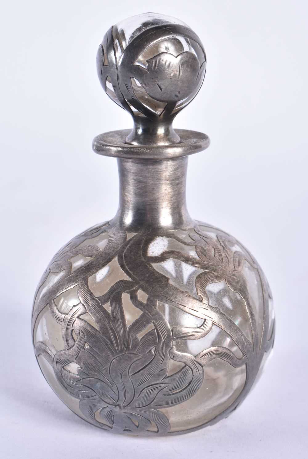 AN ART NOUVEAU SILVER OVERLAID GLASS SCENT BOTTLE AND STOPPER. 143 grams overall. 10.5 cm x 6.5 cm. - Image 2 of 4