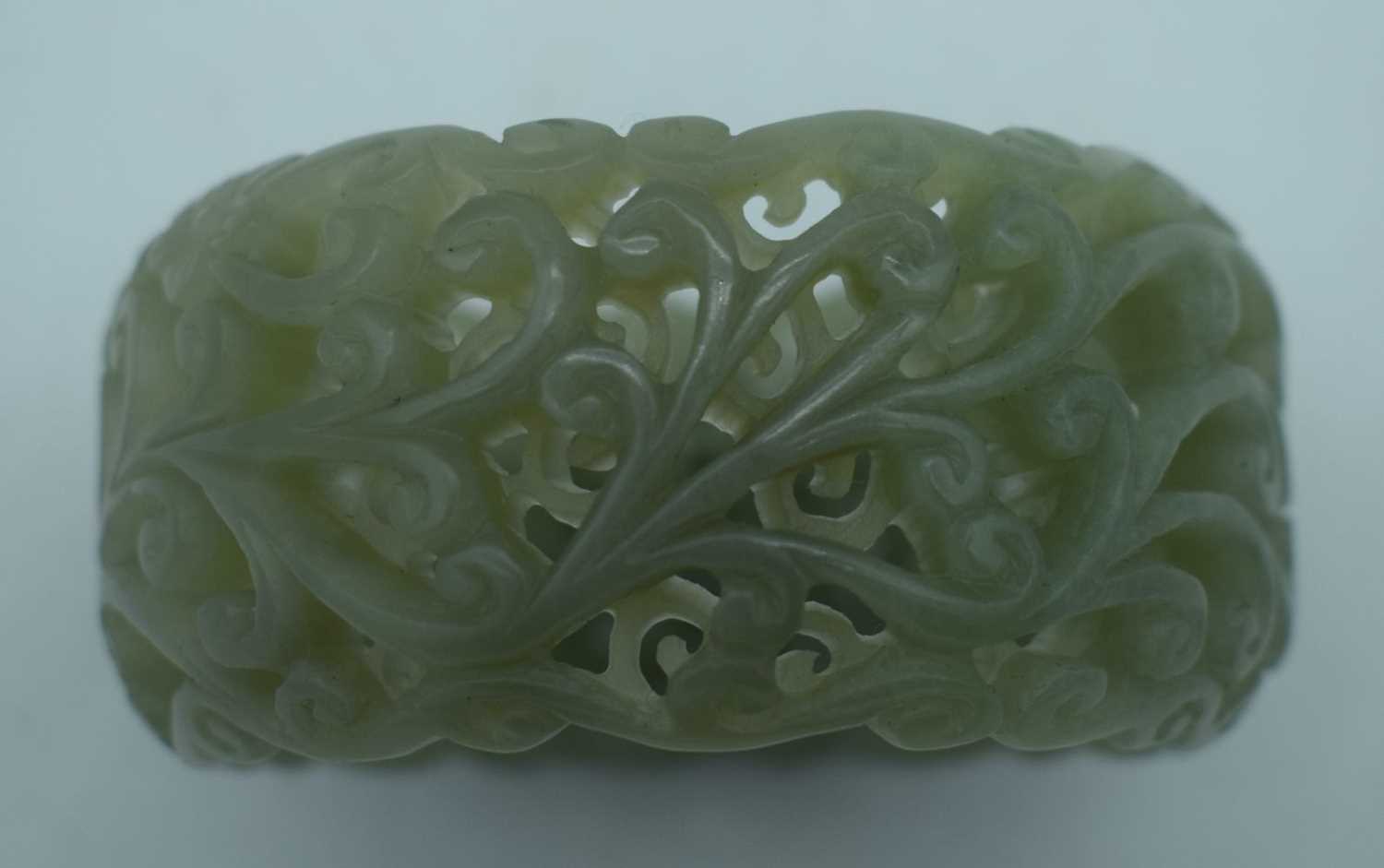 A CHINESE CARVED JADE RETICULATED BANGLE. 95 grams. 5.75 cm wide internally. - Image 3 of 3