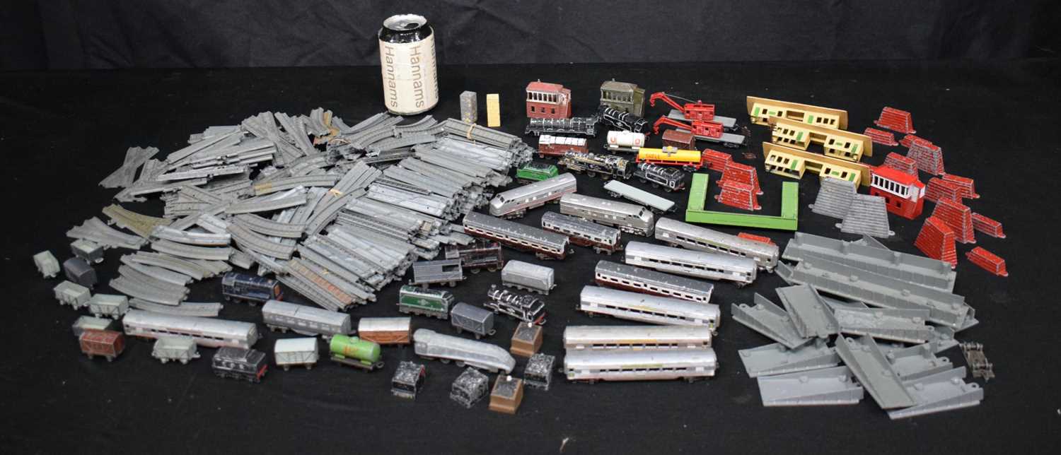 A collection of Lone star Model railway engines, carriages, track etc (Qty) - Image 2 of 22