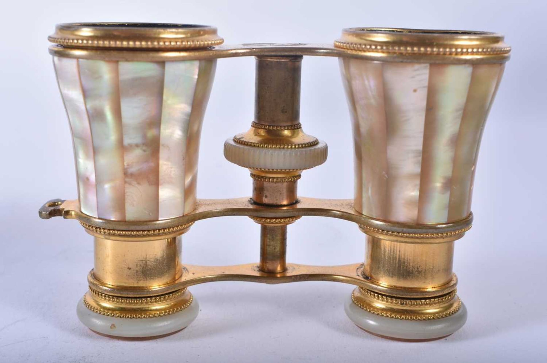 A PAIR OF MOTHER OF PEARL OPERA GLASSES. 9 cm x 9 cm extended. - Image 3 of 5