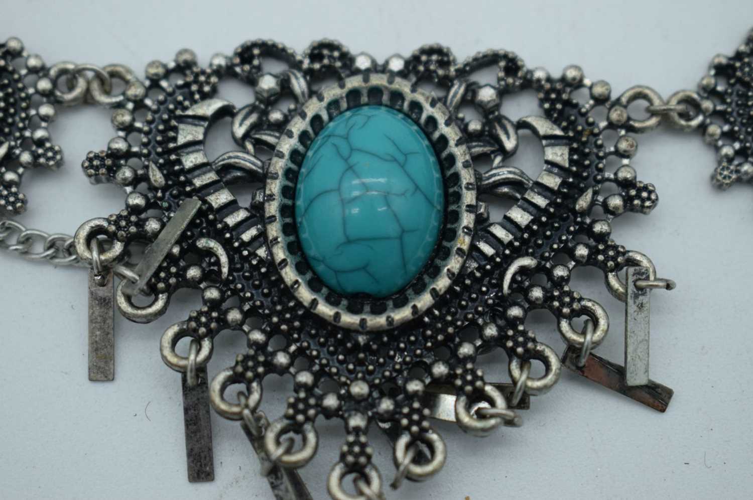 A WHITE METAL TURQUOISE NECKLACE. 42.2 grams. 45cm long. - Image 3 of 3