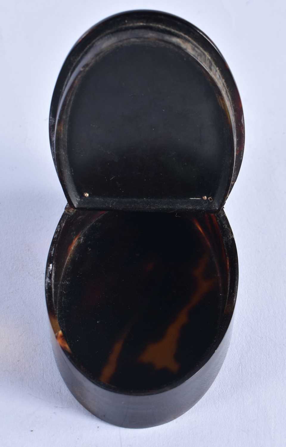 A Regency Period Tortoiseshell Snuff Box with Gold Mounts. The Lid is set with a Polished Agate. 7.8 - Image 3 of 4