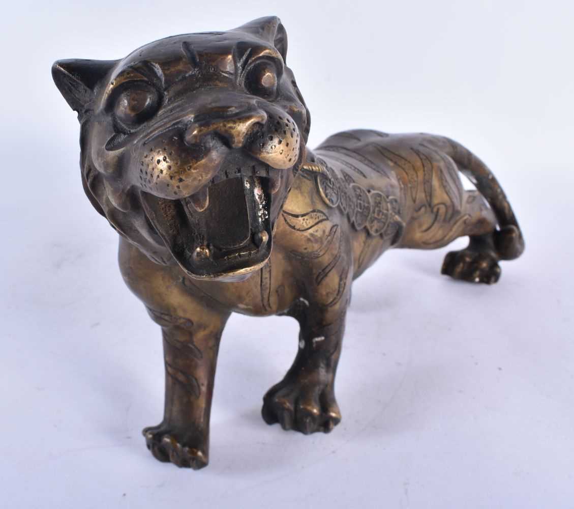 A LARGE CHINESE BRONZE FIGURE OF A LUCKY MONEY TIGER 20th Century. 38 cm x 20 cm. - Image 2 of 5