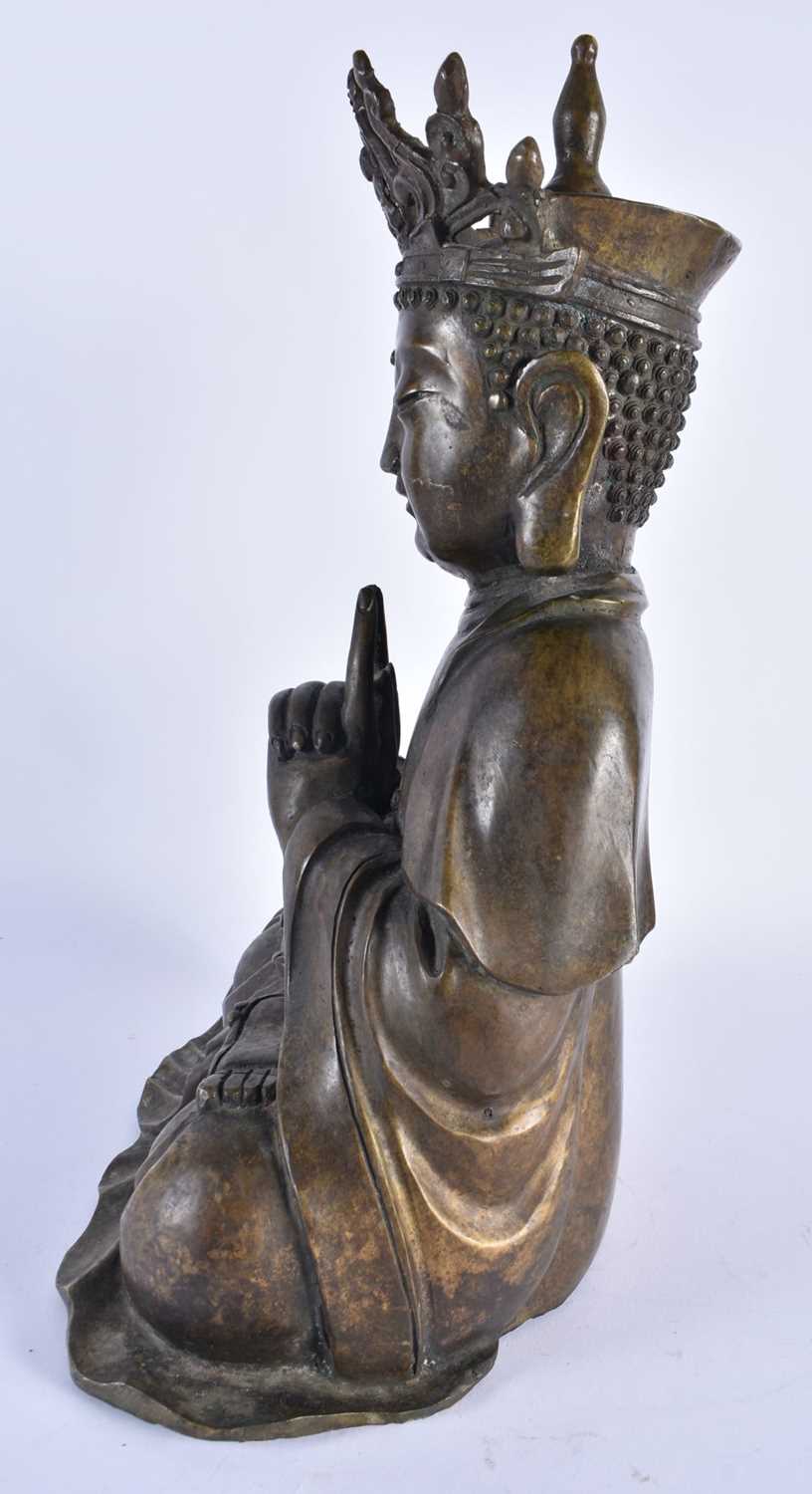 A LARGE EARLY 20TH CENTURY CHINESE BRONZE FIGURE OF A SEATED BUDDHA Late Qing/Republic. 38 cm x - Image 6 of 8