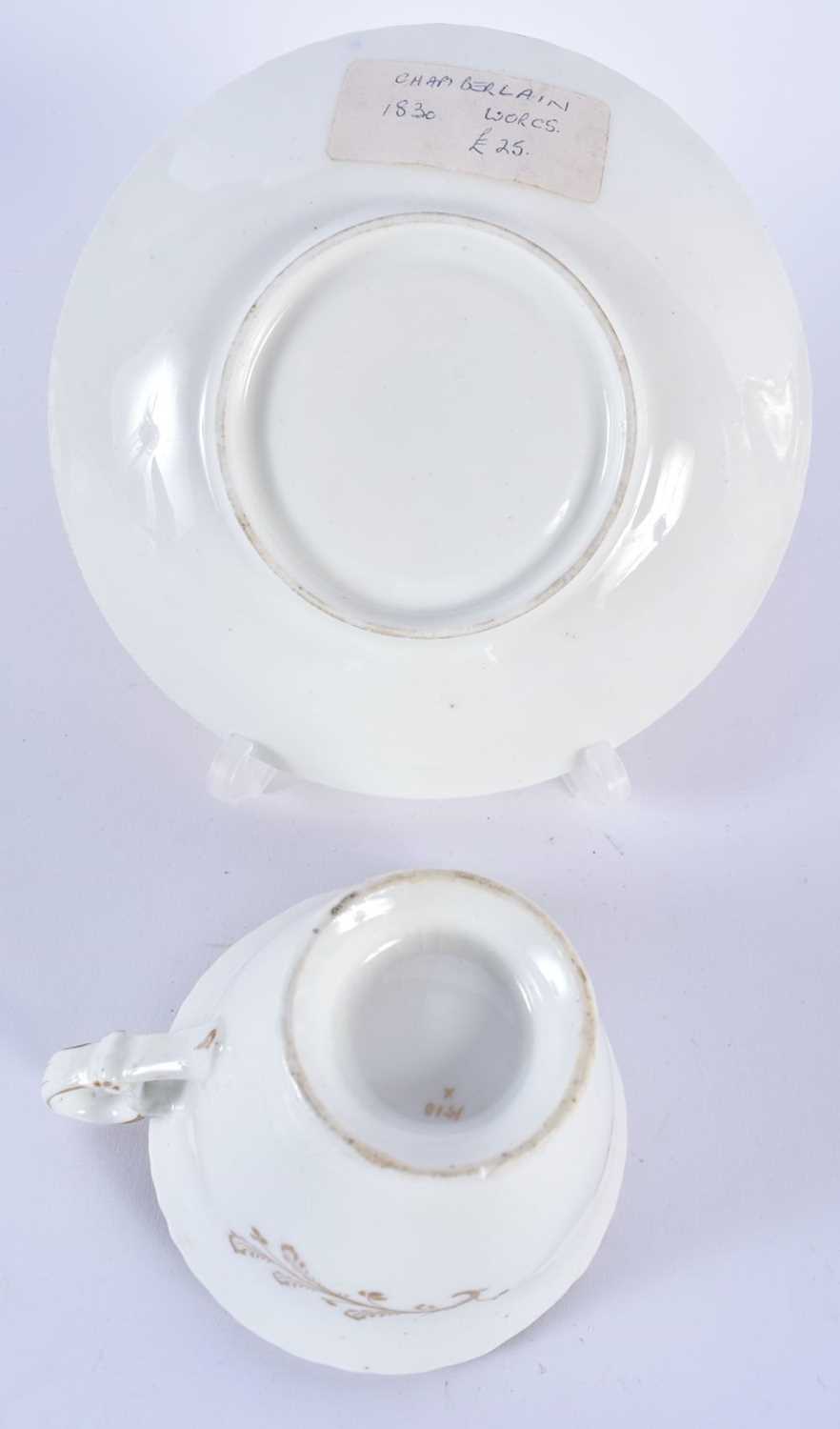 AN EARLY 19TH CENTURY CHAMBERLAINS WORCESTER CUP AND SAUCER together with a similar Chamberlains - Image 6 of 12