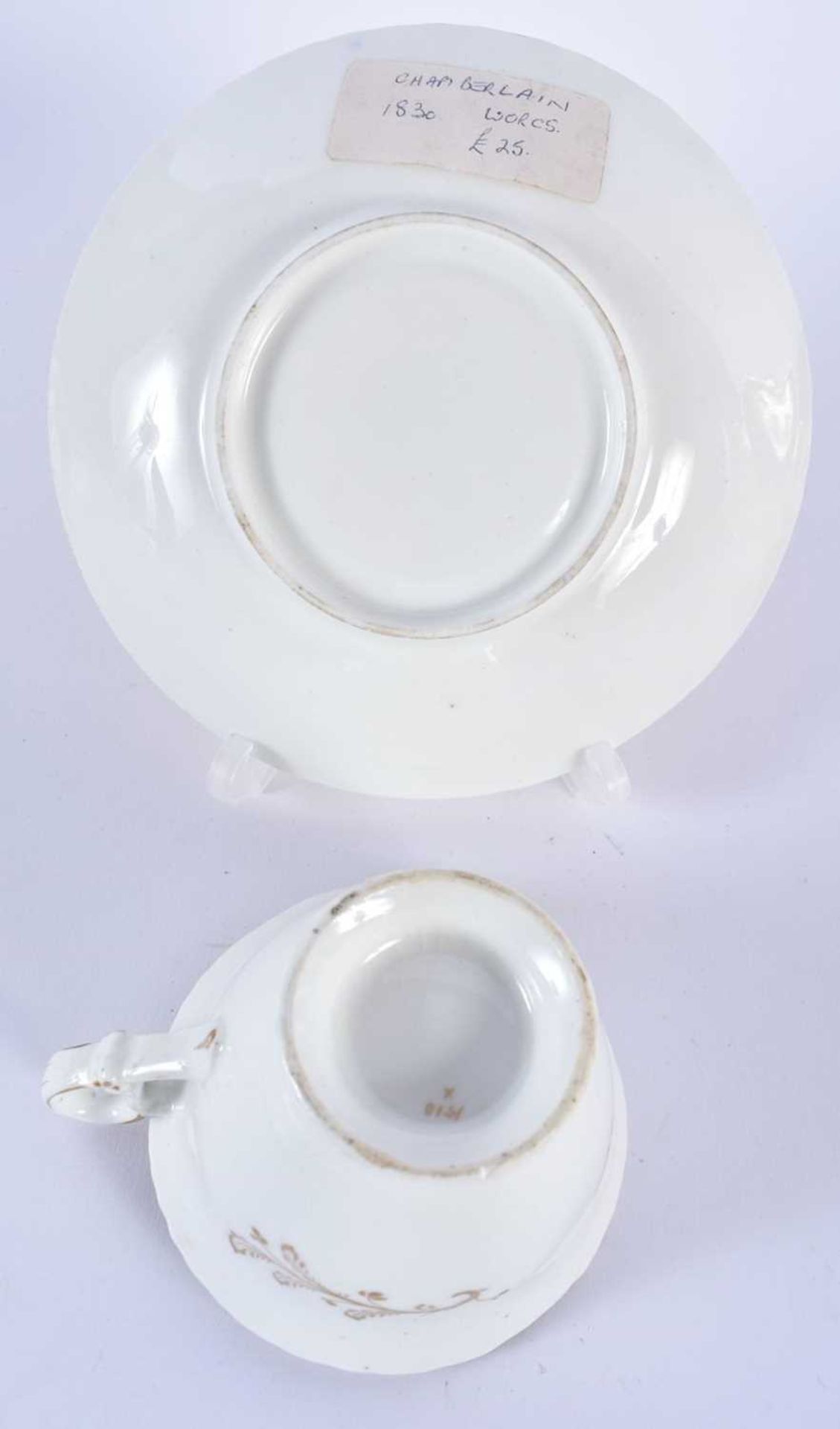 AN EARLY 19TH CENTURY CHAMBERLAINS WORCESTER CUP AND SAUCER together with a similar Chamberlains - Image 6 of 12