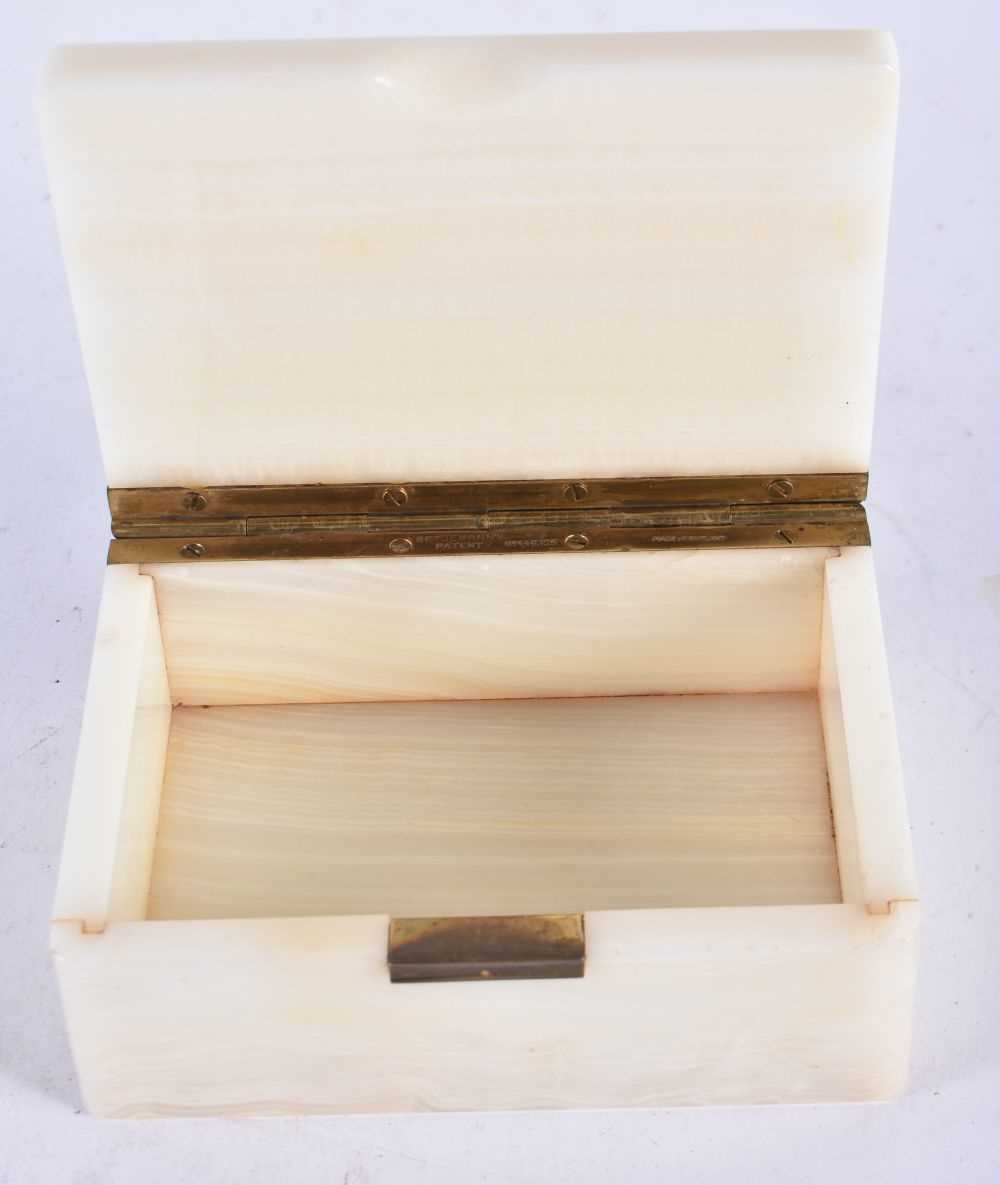 A White Agate Box with Hinged Lid. 13cm x 10cm x 5cm, weight 1078g - Image 2 of 2