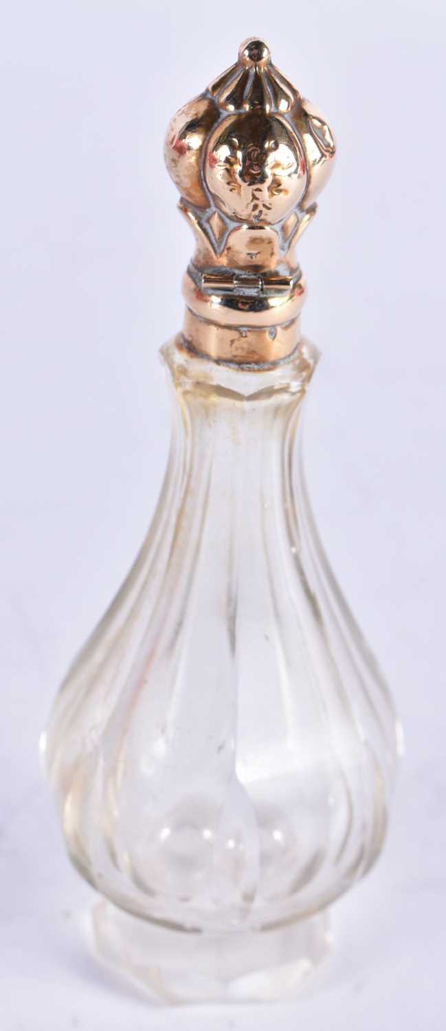 AN ANTIQUE 18CT GOLD MOUNTED GLASS SCENT BOTTLE. 46 grams. 10.5 cm x 3.75 cm. - Image 3 of 3