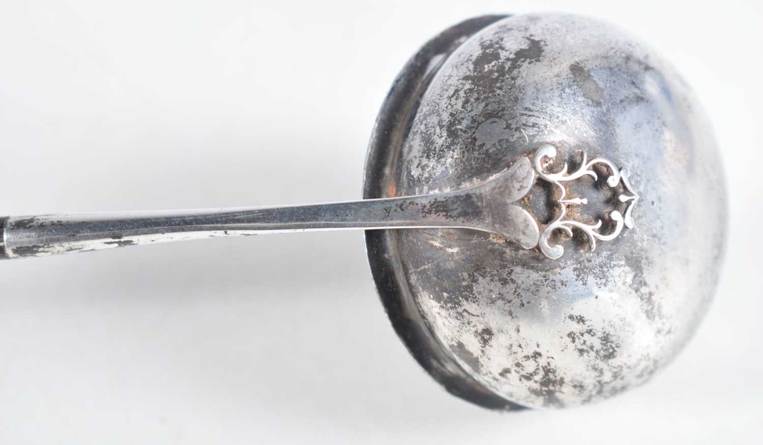 A Georgian Style White Metal Toddy Ladle with Twisted Horn Handle. 31 cm x 5.6 cm - Image 3 of 4