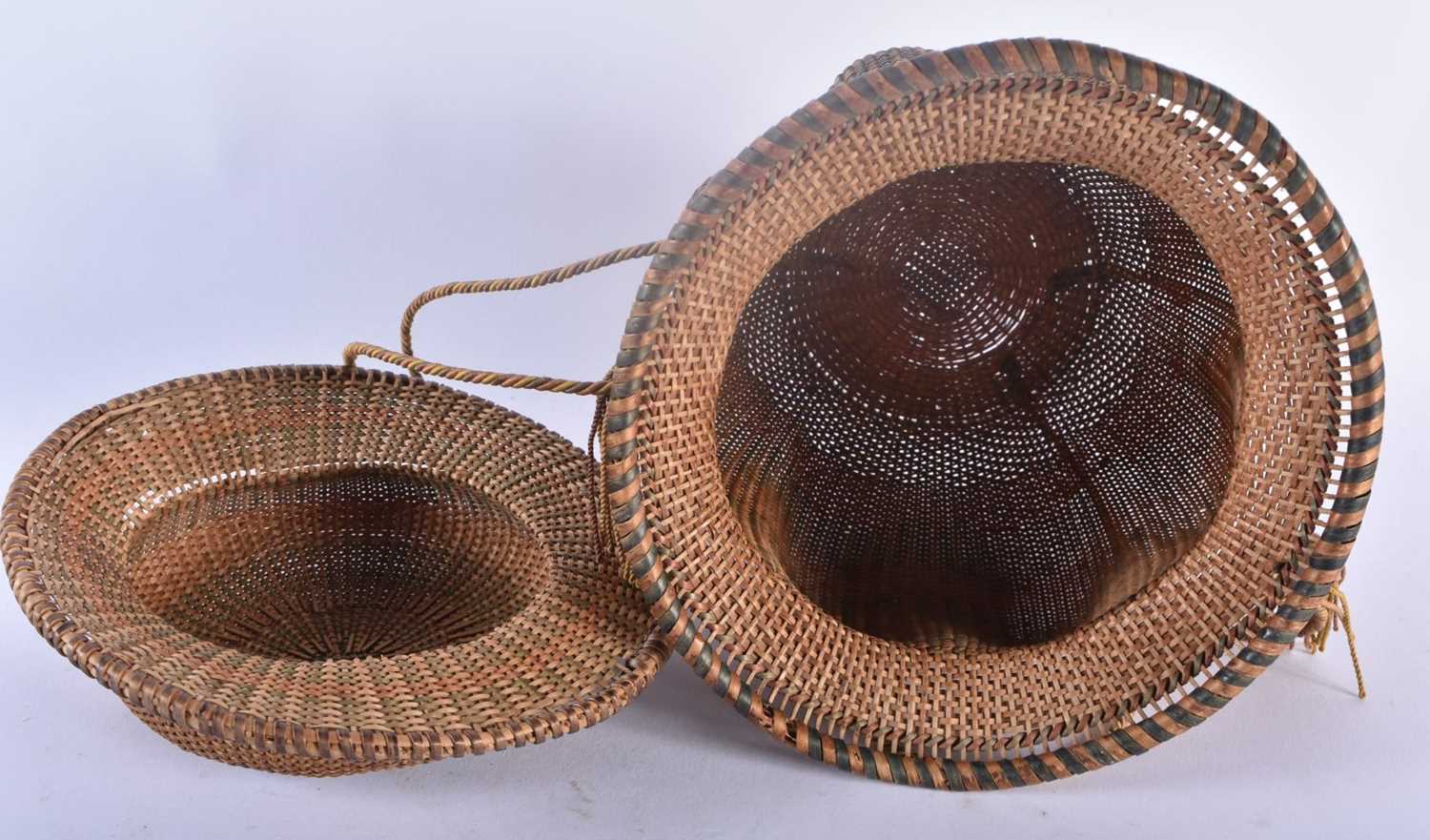 AN UNUSUALLY FINE TRIBAL CARVED WICKER BASKET AND COVER together with a similar wicker sliding pouch - Image 3 of 3