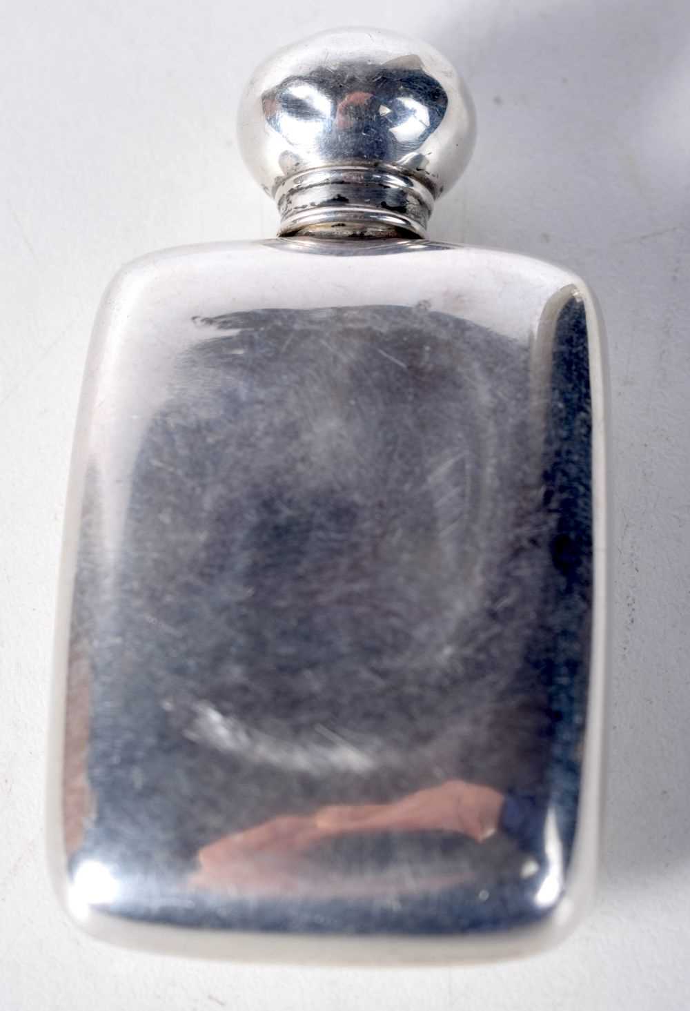 AN ANTIQUE ENGLISH SILVER AND ENAMEL SCENT BOTTLE. 34 grams. 7 cm x 4 cm. - Image 2 of 3