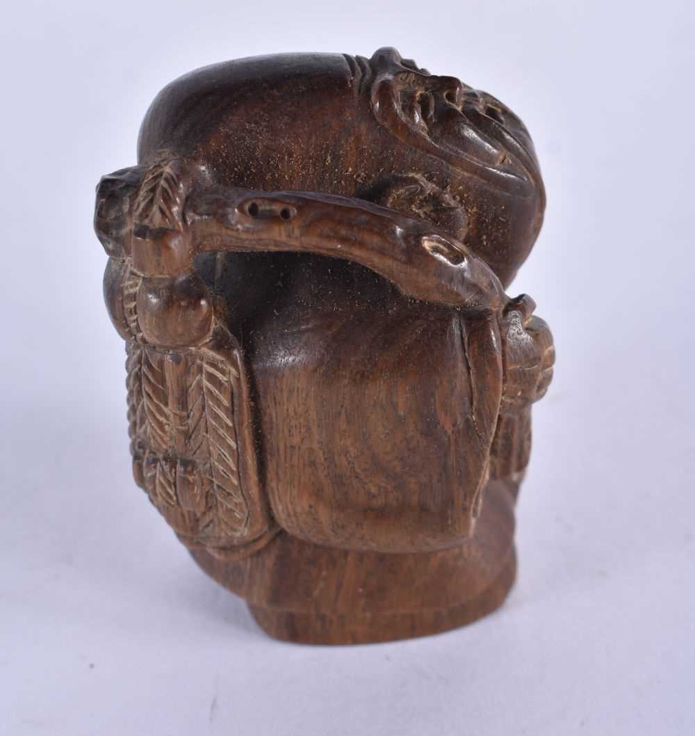 A JAPANESE CARVED WOOD FIGURAL NETSUKE. 44 grams. 5.25cm x 3.75 cm. - Image 2 of 4