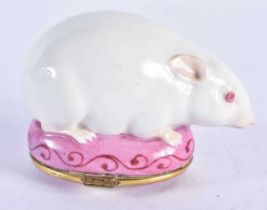 A FINE 18TH/19TH CENTURY EUROPEAN PORCELAIN MOUSE PILL BOX with painted interior. 8 cm x 4.75 cm.