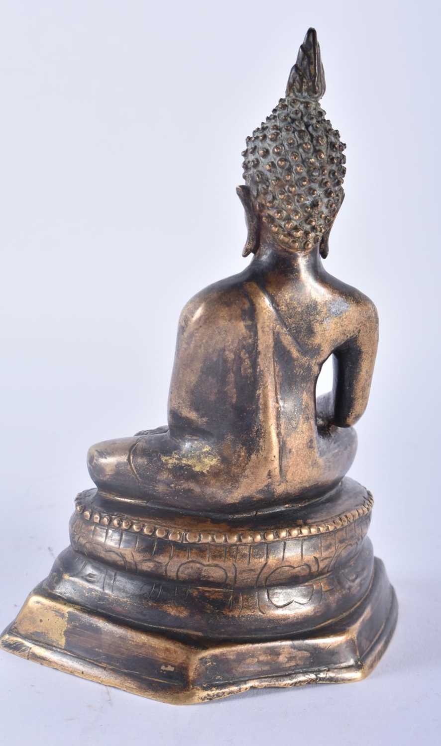 A 19TH CENTURY SOUTH EAST ASIAN THAI INDIAN BRONZE FIGURE OF A BUDDHA modelled seated upon a - Image 3 of 4