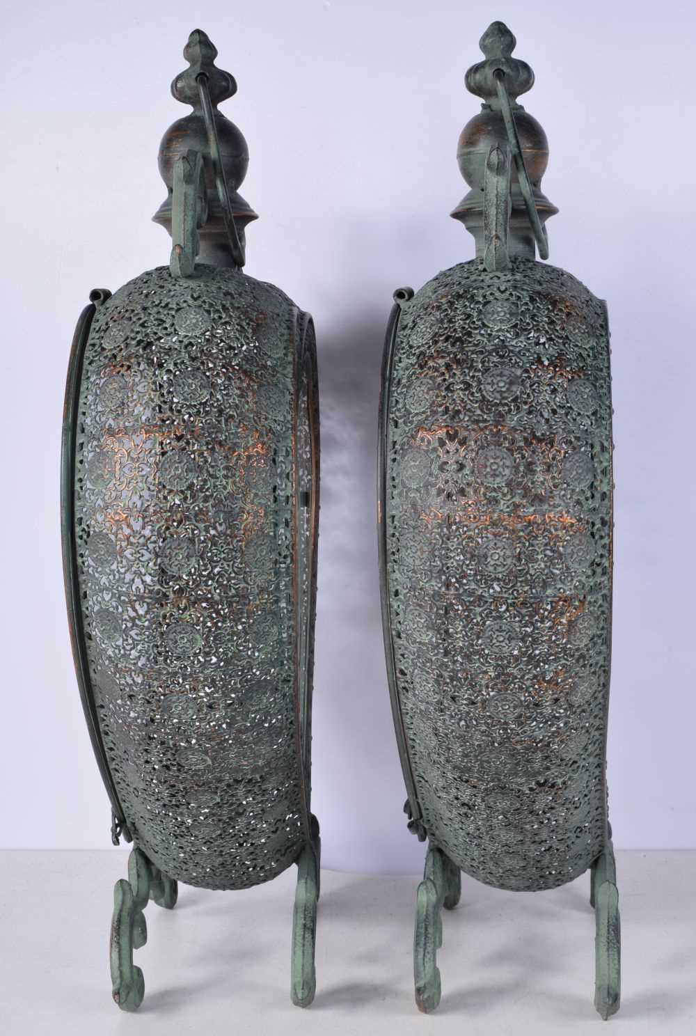 A pair of glass fronted Copper heart shapes lantern 52 cm (2). - Image 3 of 6