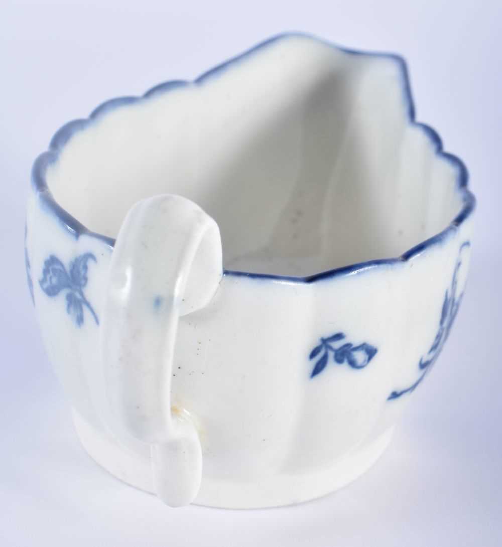 AN 18TH CENTURY CAUGHLEY BLUE AND WHITE PORCELAIN SAUCE BOAT decorated with fruiting vines upon a - Bild 3 aus 5