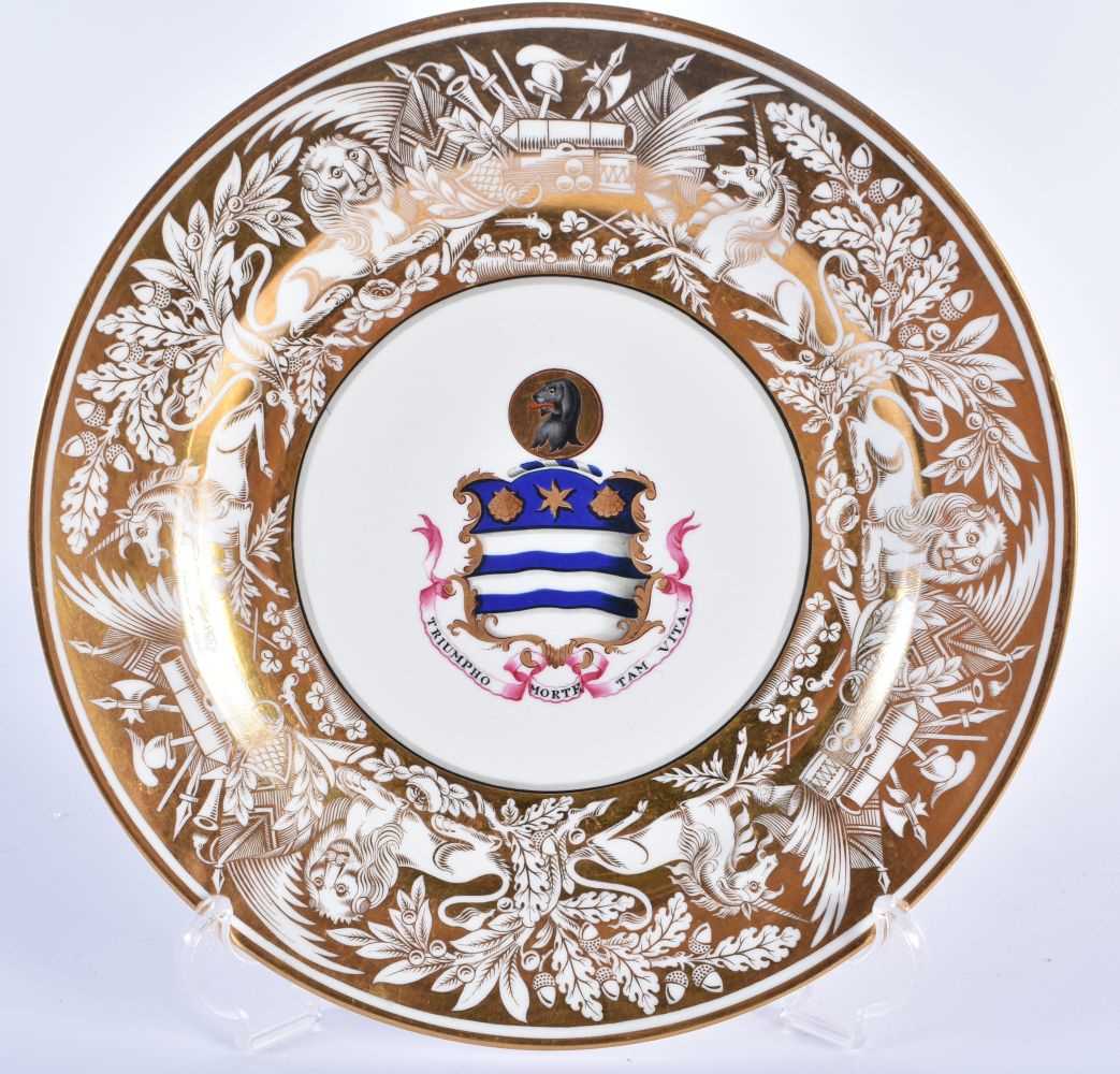 A FINE EARLY 19TH CENTURY CHAMBERLAINS WORCESTER ARMORIAL PLATE painted with a central dog crest,