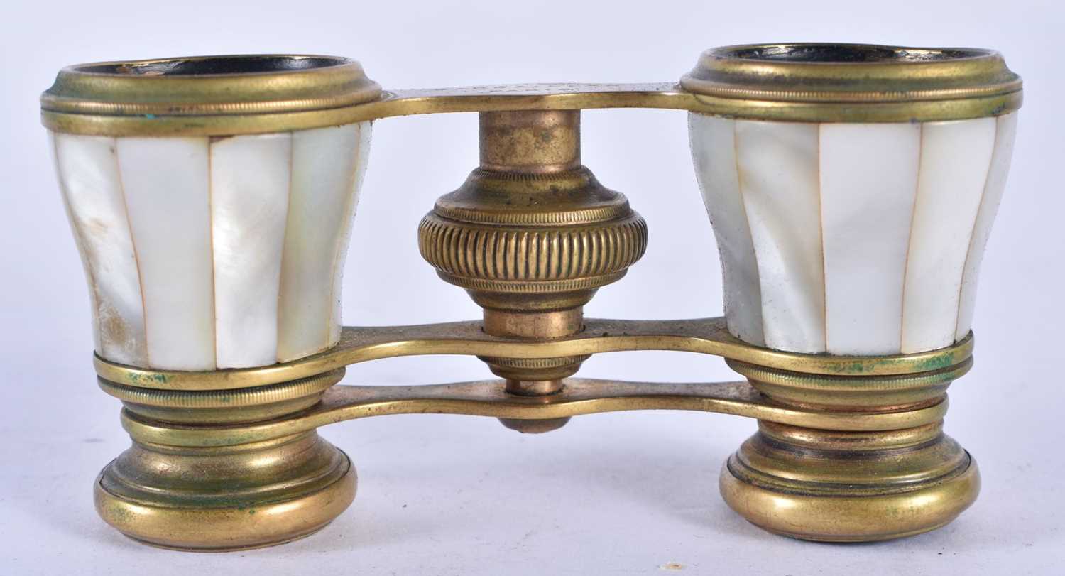 A PAIR OF MOTHER OF PEARL OPERA GLASSES. 8 cm x 6 cm. - Image 3 of 5