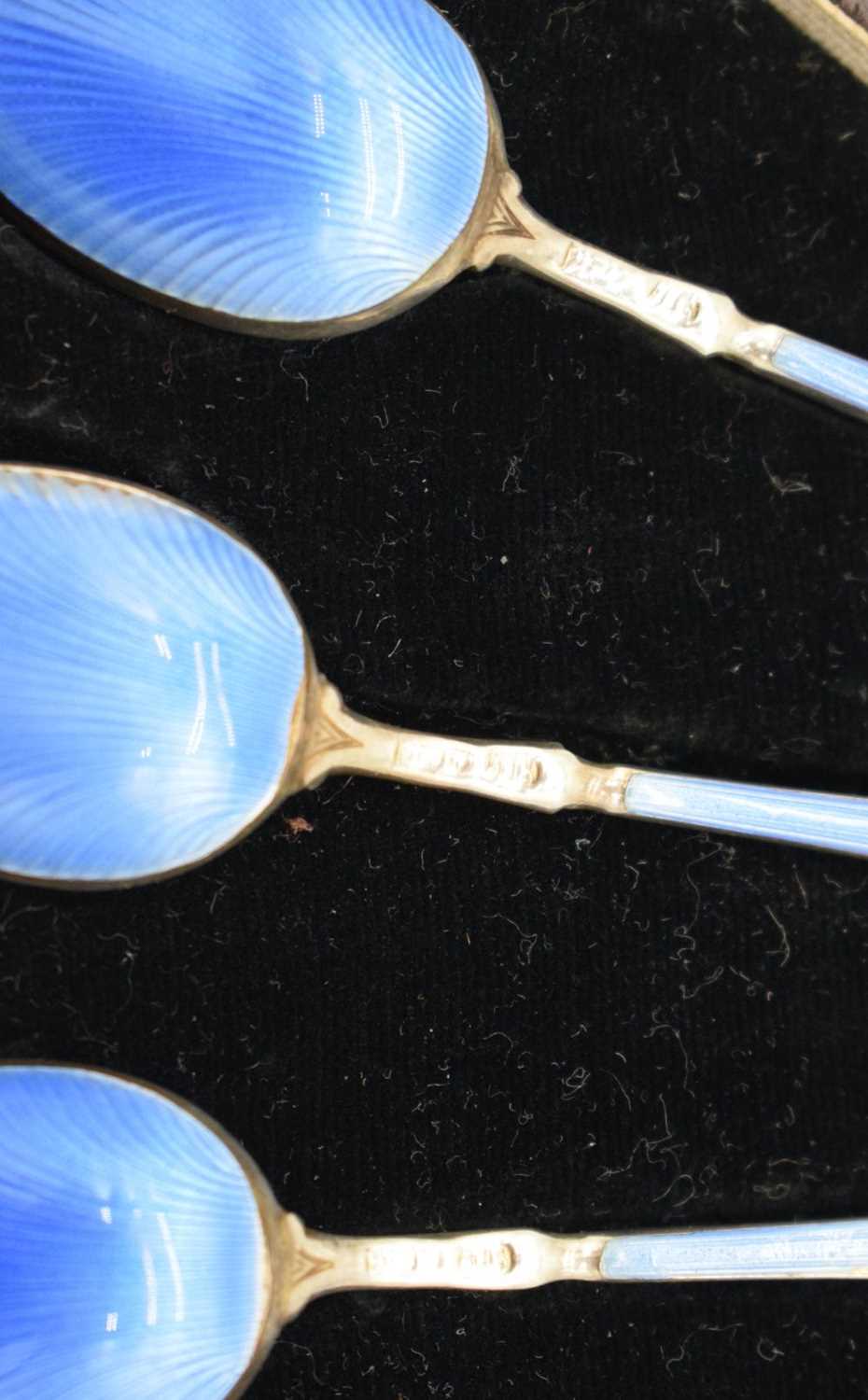 A SET OF SIX ART DECO SILVER AND ENAMEL COFFEE SPOONS. 81 grams. 10.5 cm long. (6) - Image 2 of 3