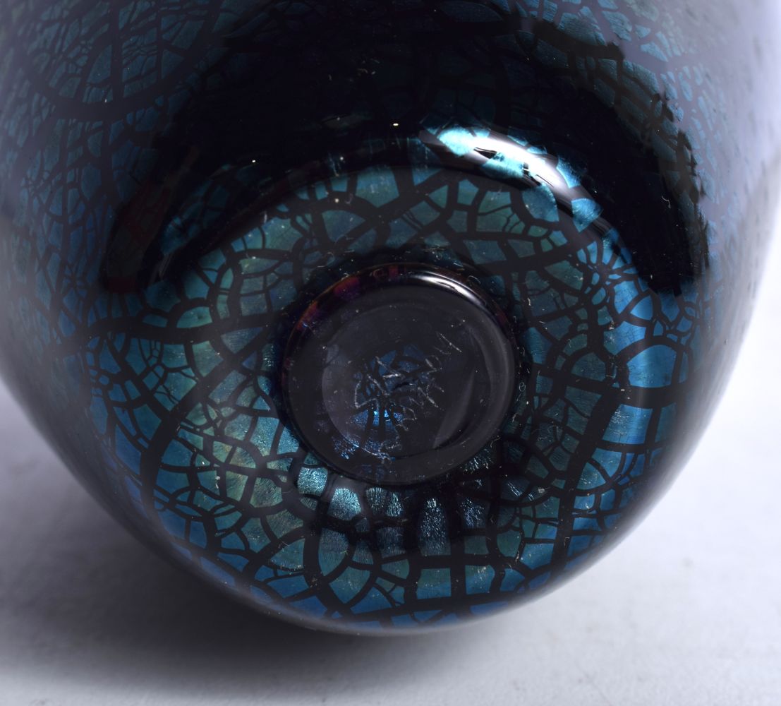 A Malcolm Sutcliffe Iridescent glass vase signed Hothouse M S 14 cm. - Image 10 of 10