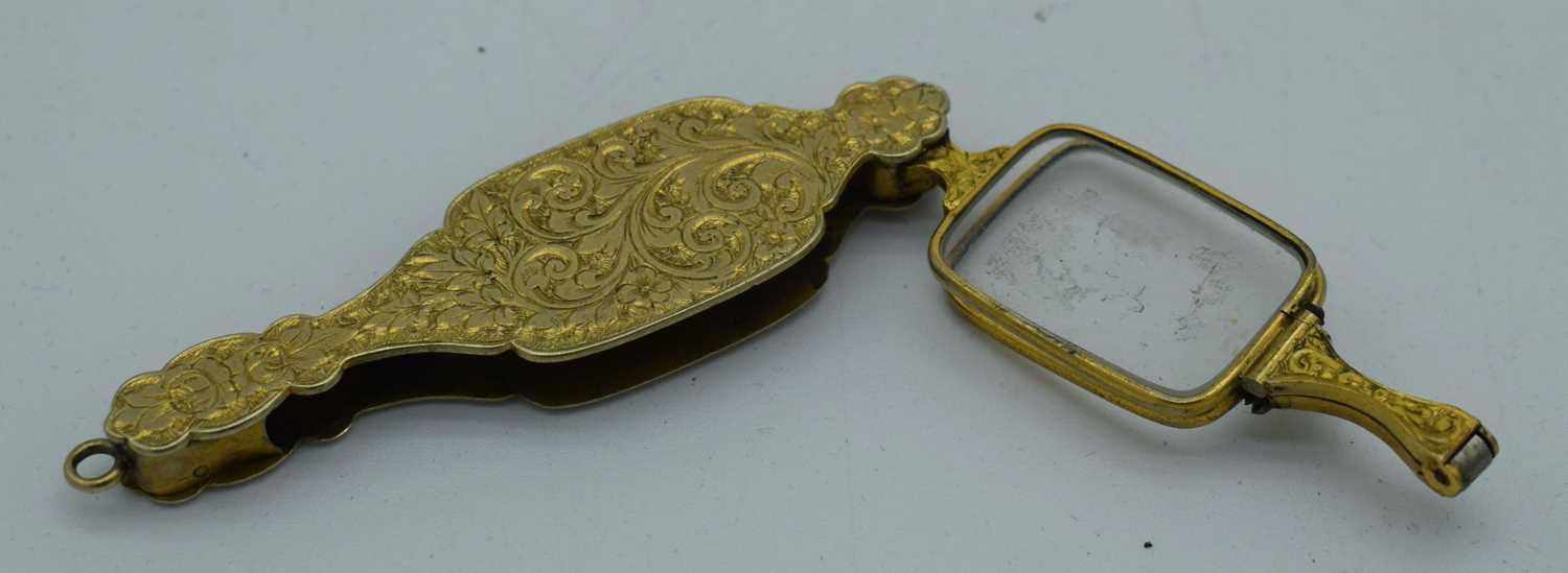 A FINE PAIR OF ANTIQUE YELLOW METAL LORGNETTES. 22 grams. 10 cm x 7.75 cm extended. - Image 3 of 3