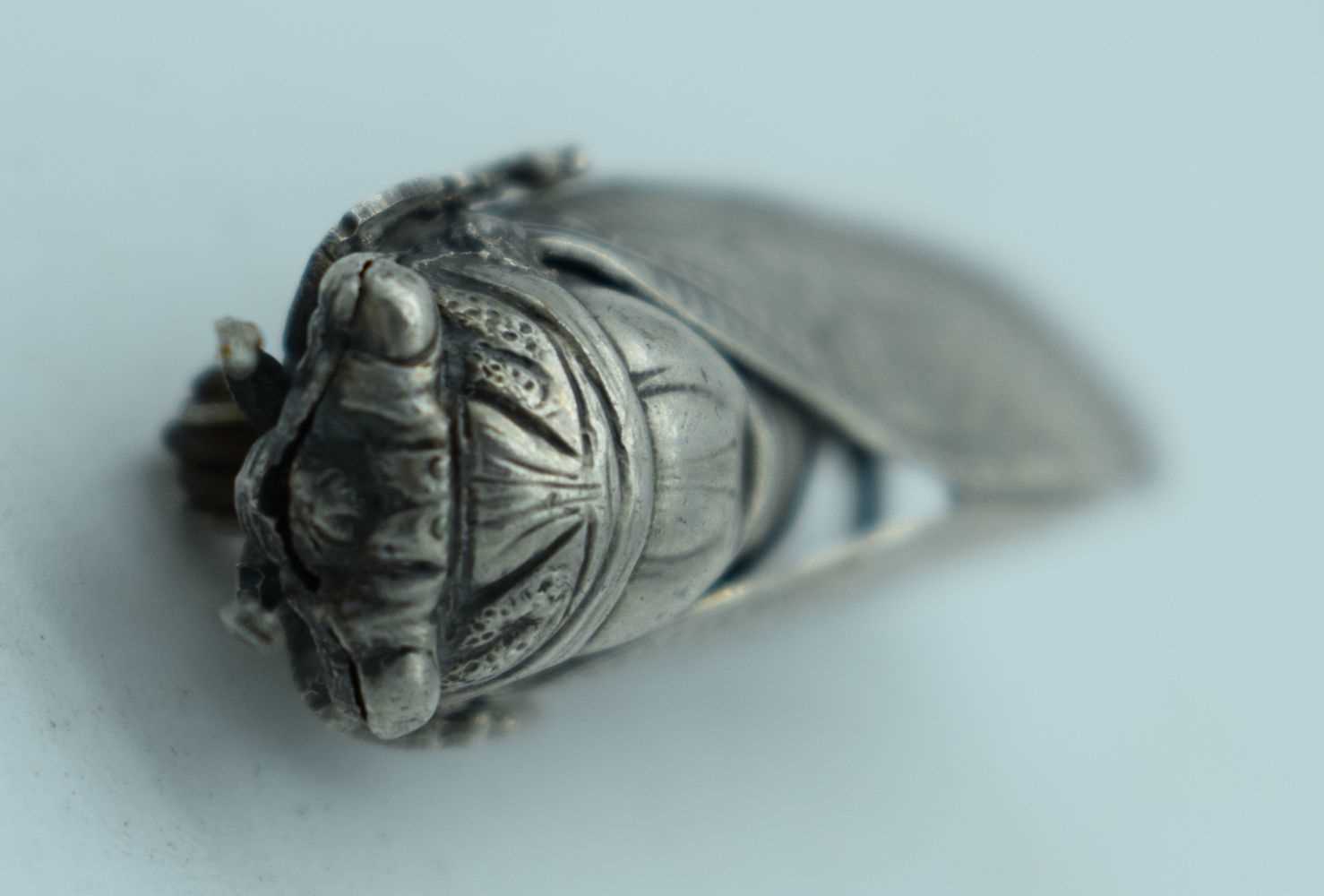 AN EARLY 20TH CENTURY JAPANESE MEIJI PERIOD SILVER LOCUST BROOCH. 6.5 grams. 4.75 cm x 1.5 cm. - Image 3 of 3