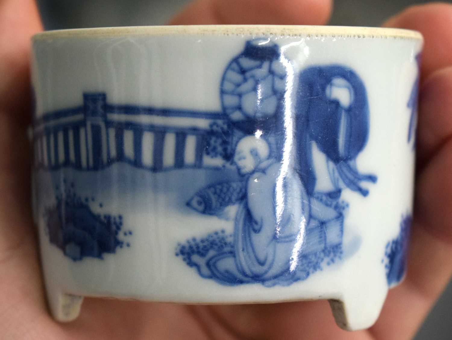 A CHINESE QING DYNASTY BLUE AND WHITE PORCELAIN CENSER painted with figures in landscapes. 8.5 cm - Image 7 of 11